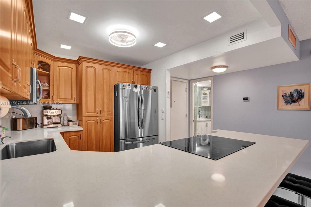 Active With Contract: $275,000 (1 beds, 1 baths, 870 Square Feet)