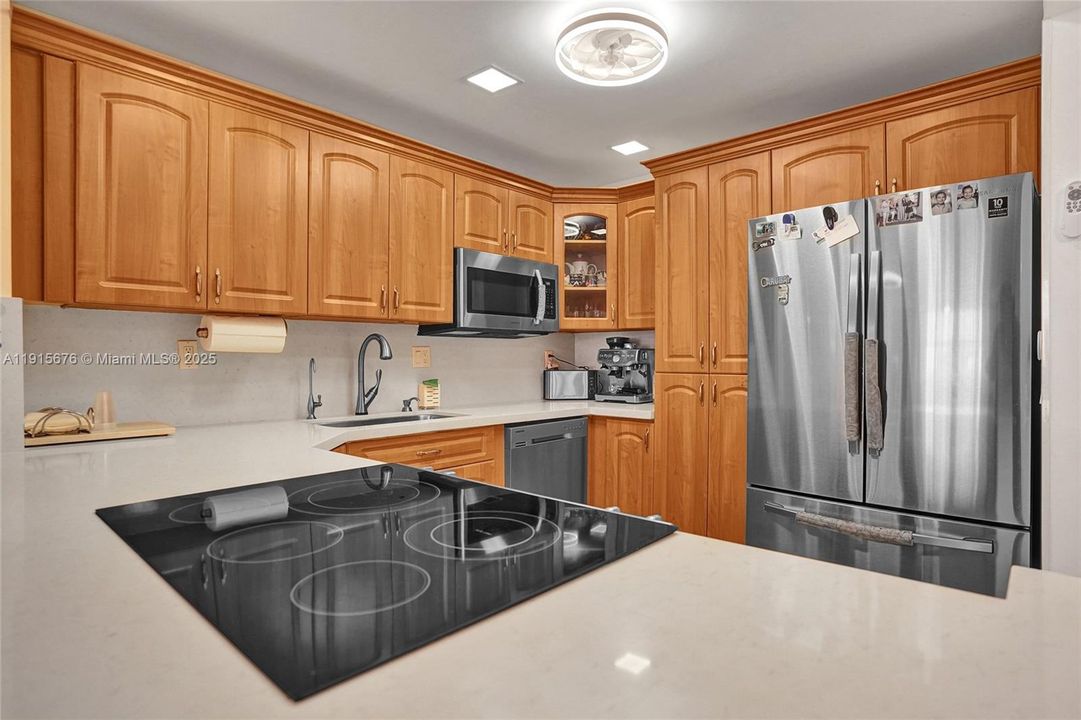 Active With Contract: $275,000 (1 beds, 1 baths, 870 Square Feet)