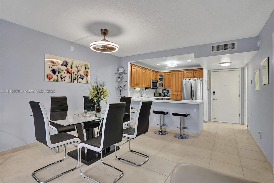 Active With Contract: $275,000 (1 beds, 1 baths, 870 Square Feet)