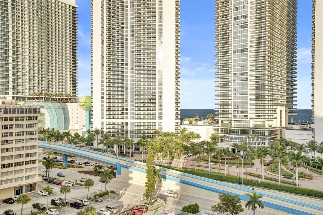 Active With Contract: $275,000 (1 beds, 1 baths, 870 Square Feet)