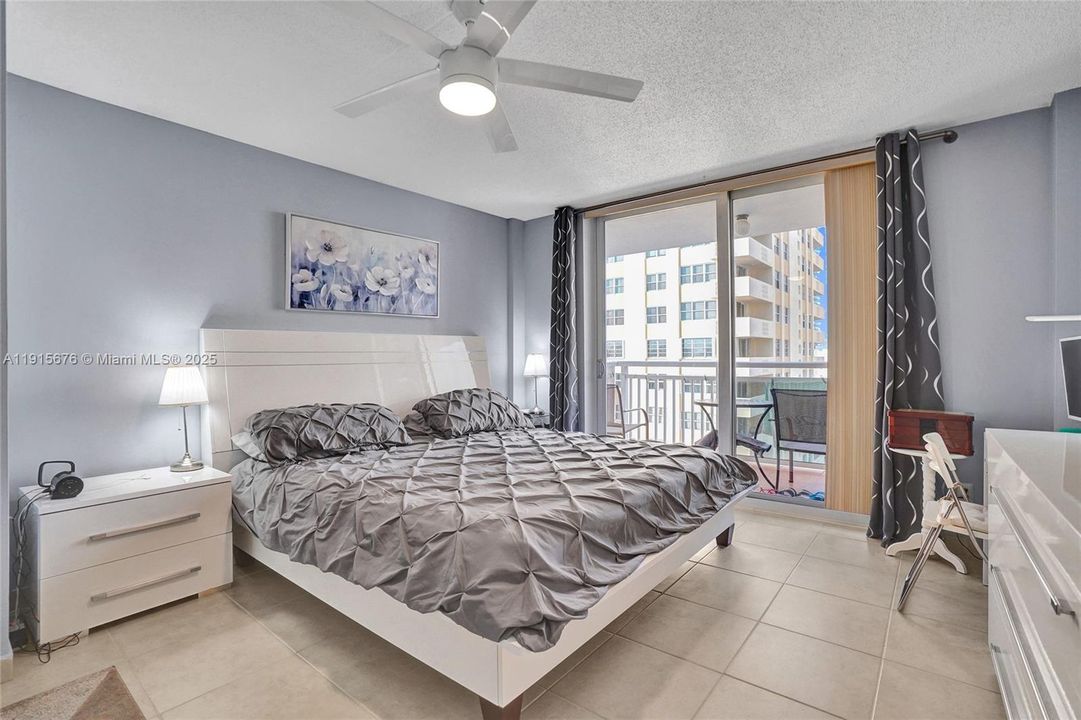 Active With Contract: $275,000 (1 beds, 1 baths, 870 Square Feet)