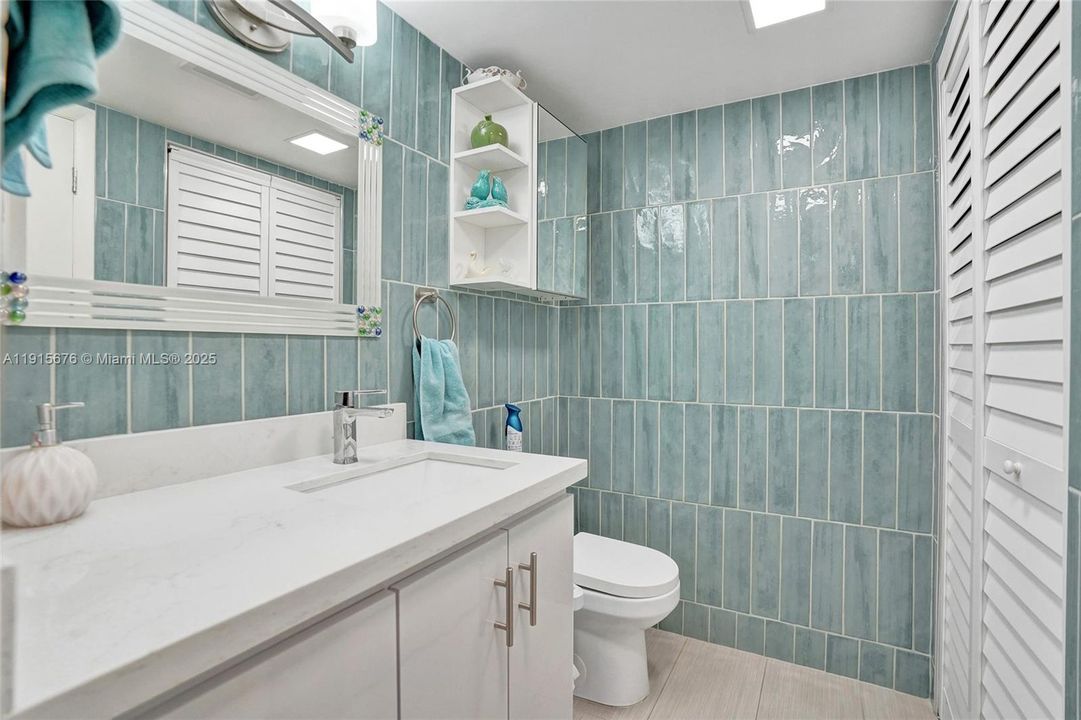 Active With Contract: $275,000 (1 beds, 1 baths, 870 Square Feet)