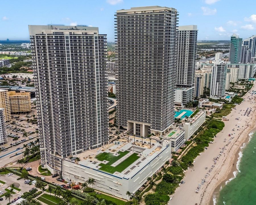 Active With Contract: $275,000 (1 beds, 1 baths, 870 Square Feet)