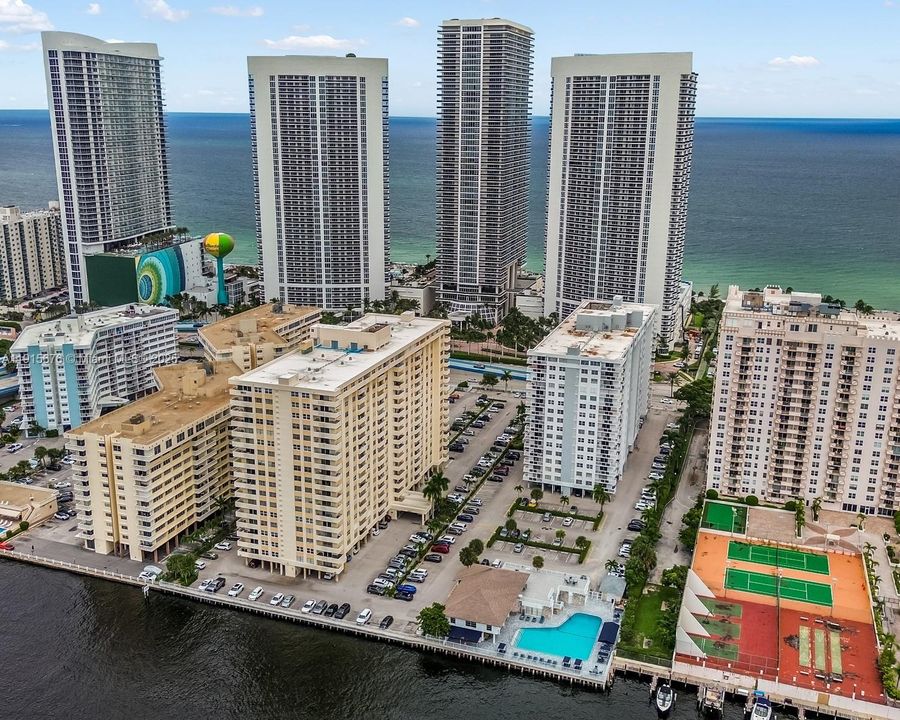 Active With Contract: $275,000 (1 beds, 1 baths, 870 Square Feet)