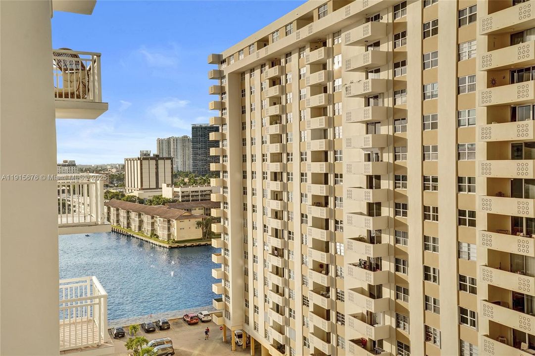 Active With Contract: $275,000 (1 beds, 1 baths, 870 Square Feet)