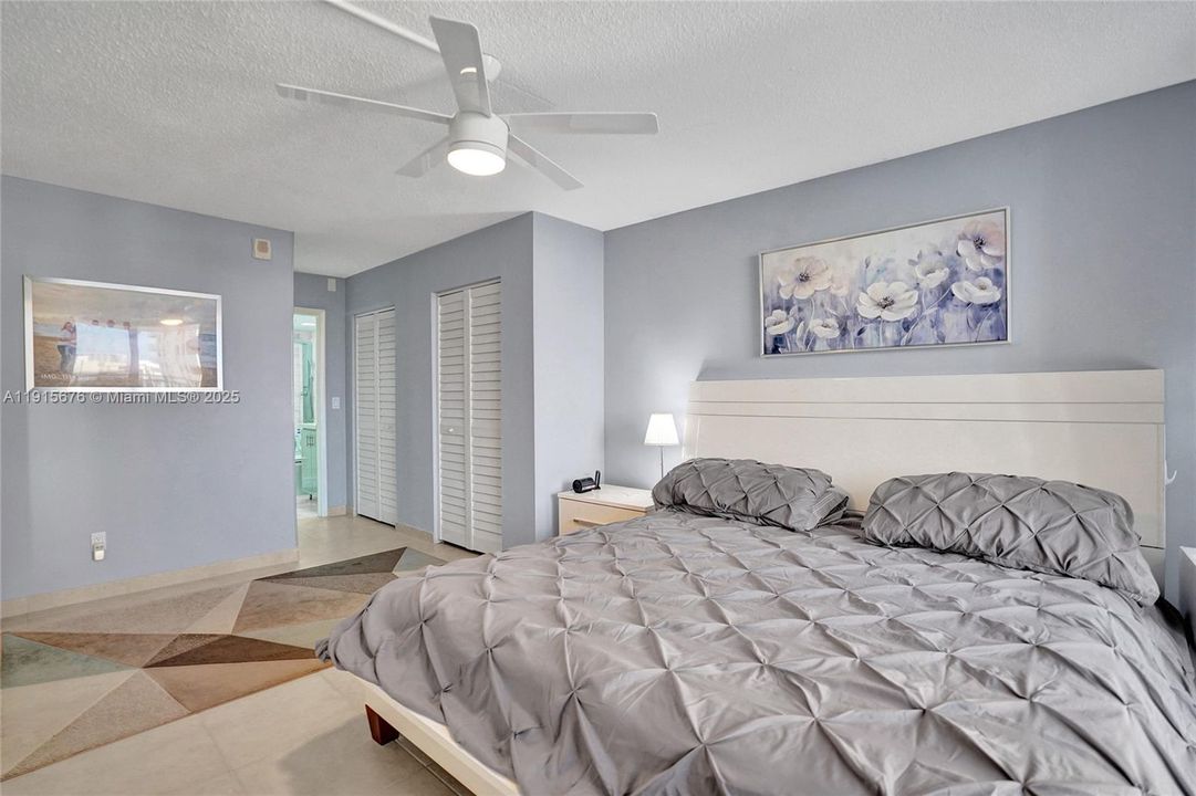 Active With Contract: $275,000 (1 beds, 1 baths, 870 Square Feet)