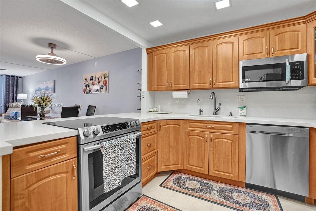 Active With Contract: $275,000 (1 beds, 1 baths, 870 Square Feet)