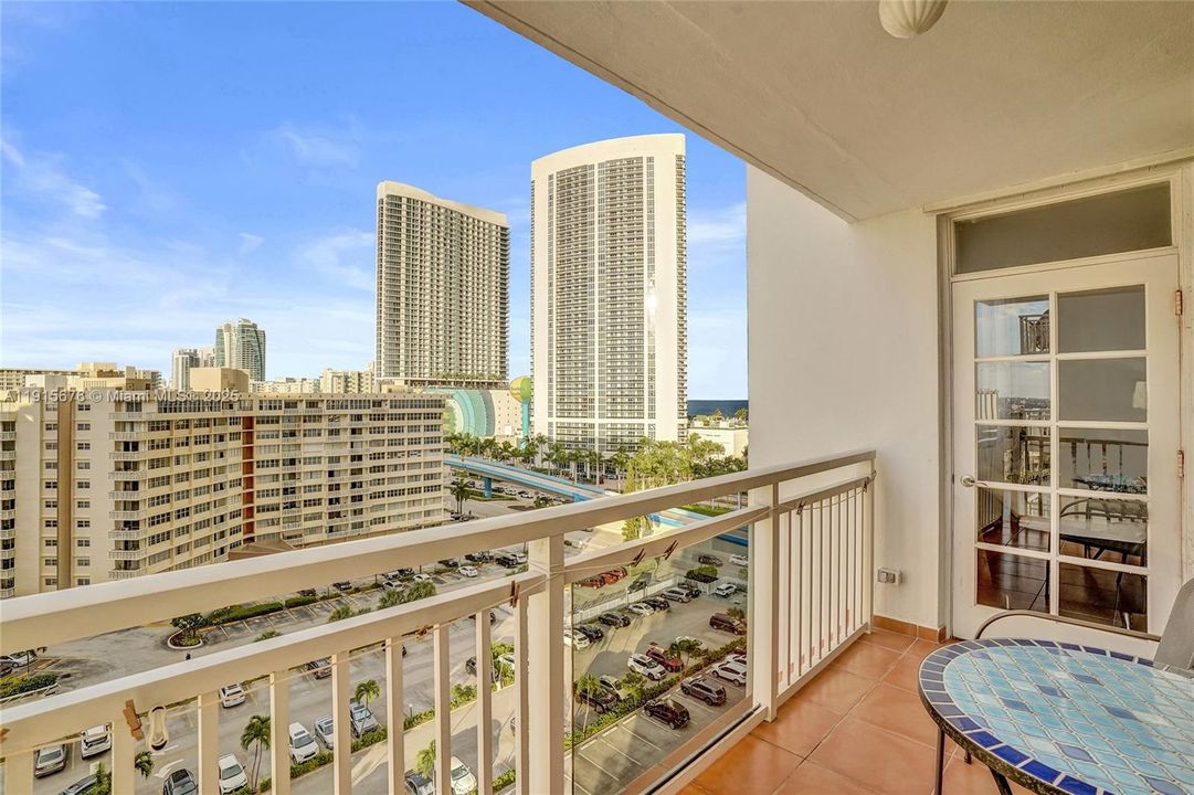 Active With Contract: $275,000 (1 beds, 1 baths, 870 Square Feet)
