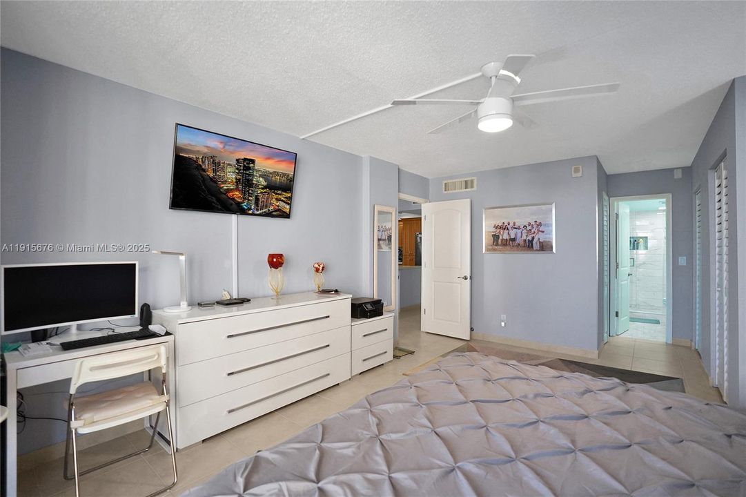Active With Contract: $275,000 (1 beds, 1 baths, 870 Square Feet)