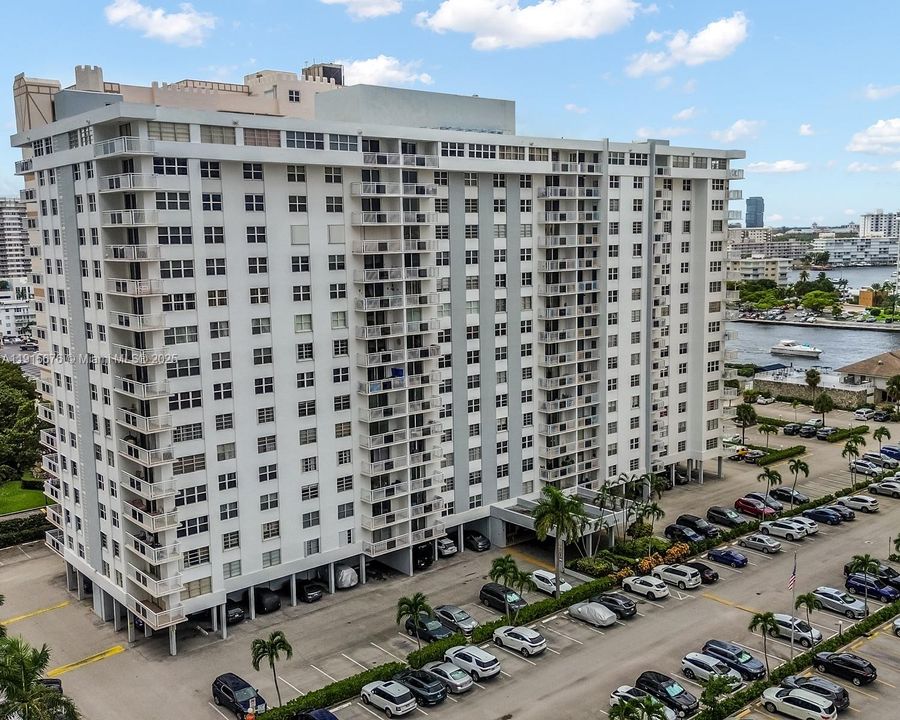 Active With Contract: $275,000 (1 beds, 1 baths, 870 Square Feet)