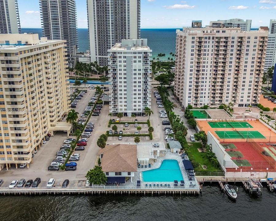 Active With Contract: $275,000 (1 beds, 1 baths, 870 Square Feet)