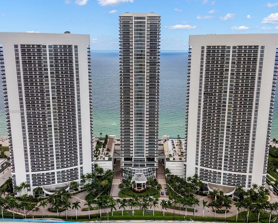 Active With Contract: $275,000 (1 beds, 1 baths, 870 Square Feet)