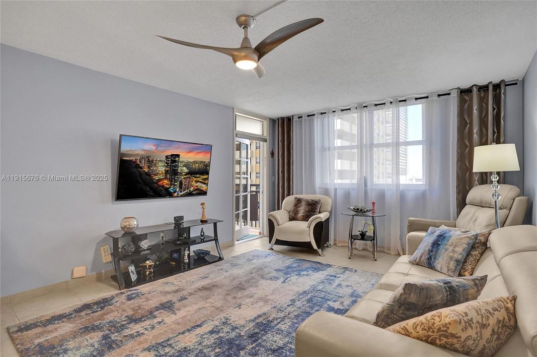 Active With Contract: $275,000 (1 beds, 1 baths, 870 Square Feet)