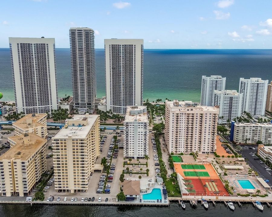 Active With Contract: $275,000 (1 beds, 1 baths, 870 Square Feet)