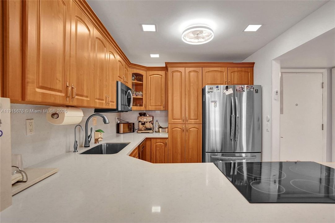 Active With Contract: $275,000 (1 beds, 1 baths, 870 Square Feet)