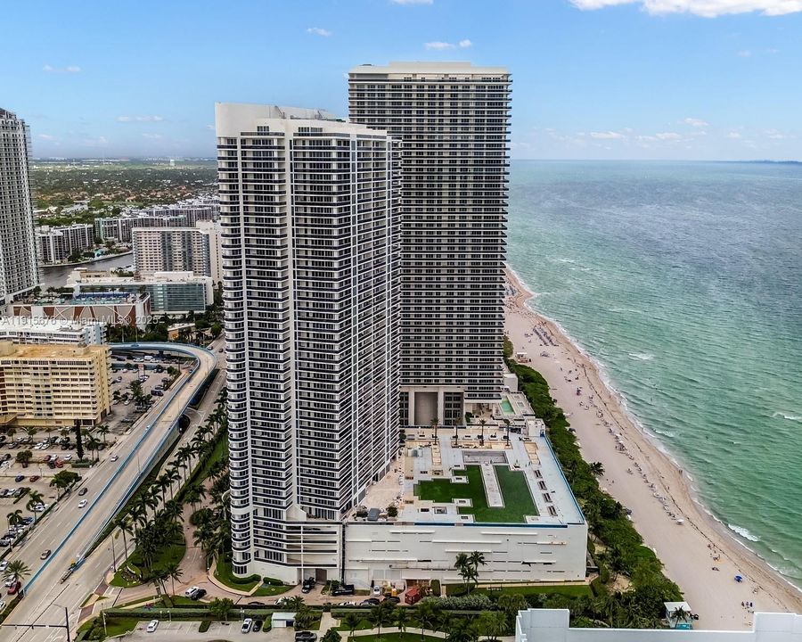 Active With Contract: $275,000 (1 beds, 1 baths, 870 Square Feet)