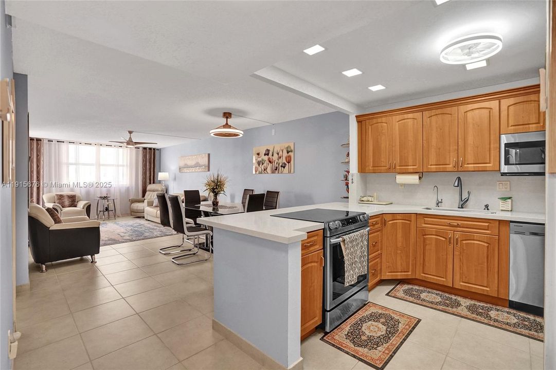 Active With Contract: $275,000 (1 beds, 1 baths, 870 Square Feet)