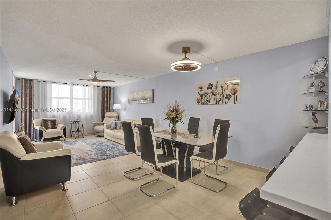 Active With Contract: $275,000 (1 beds, 1 baths, 870 Square Feet)