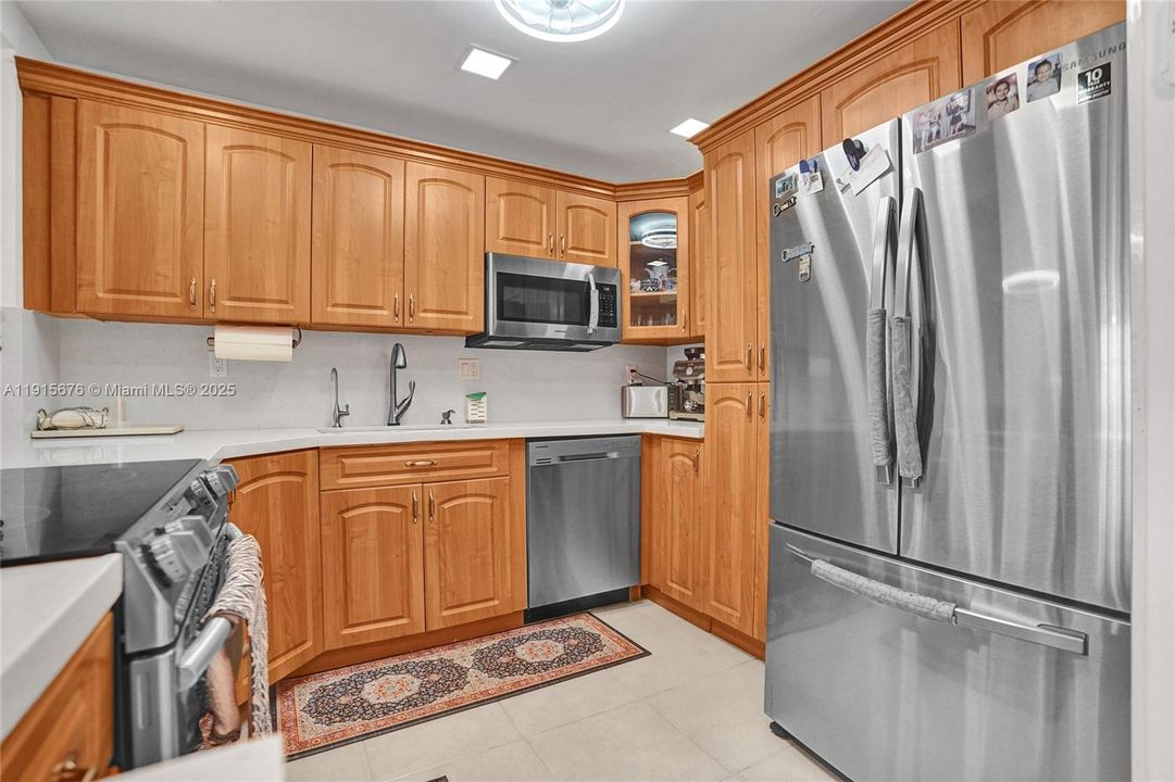 Active With Contract: $275,000 (1 beds, 1 baths, 870 Square Feet)