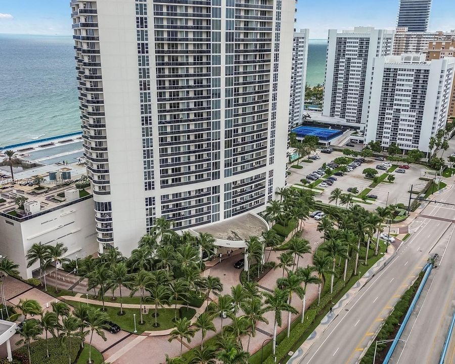 Active With Contract: $275,000 (1 beds, 1 baths, 870 Square Feet)