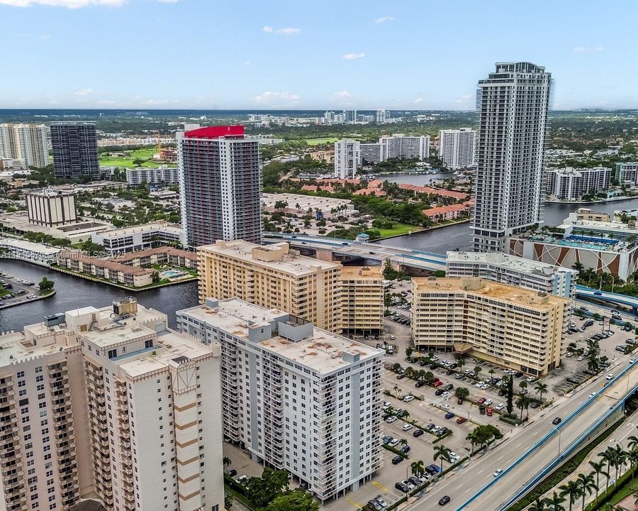 Active With Contract: $275,000 (1 beds, 1 baths, 870 Square Feet)