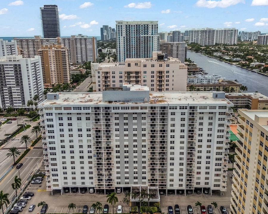 Active With Contract: $275,000 (1 beds, 1 baths, 870 Square Feet)