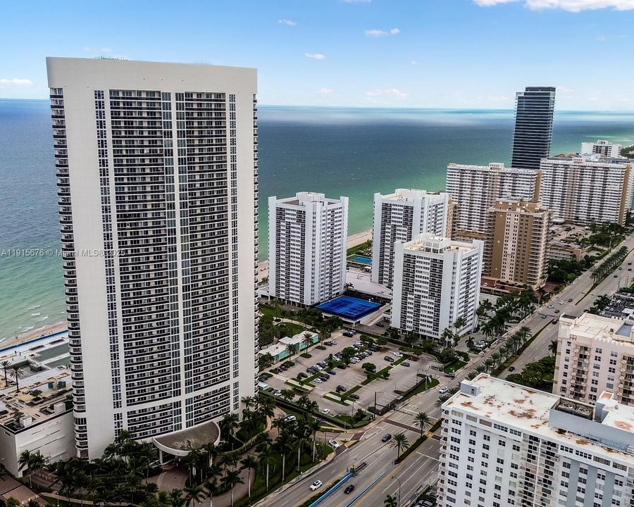 Active With Contract: $275,000 (1 beds, 1 baths, 870 Square Feet)