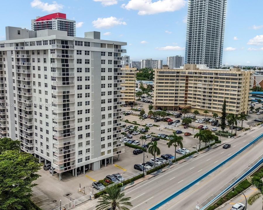 Active With Contract: $275,000 (1 beds, 1 baths, 870 Square Feet)