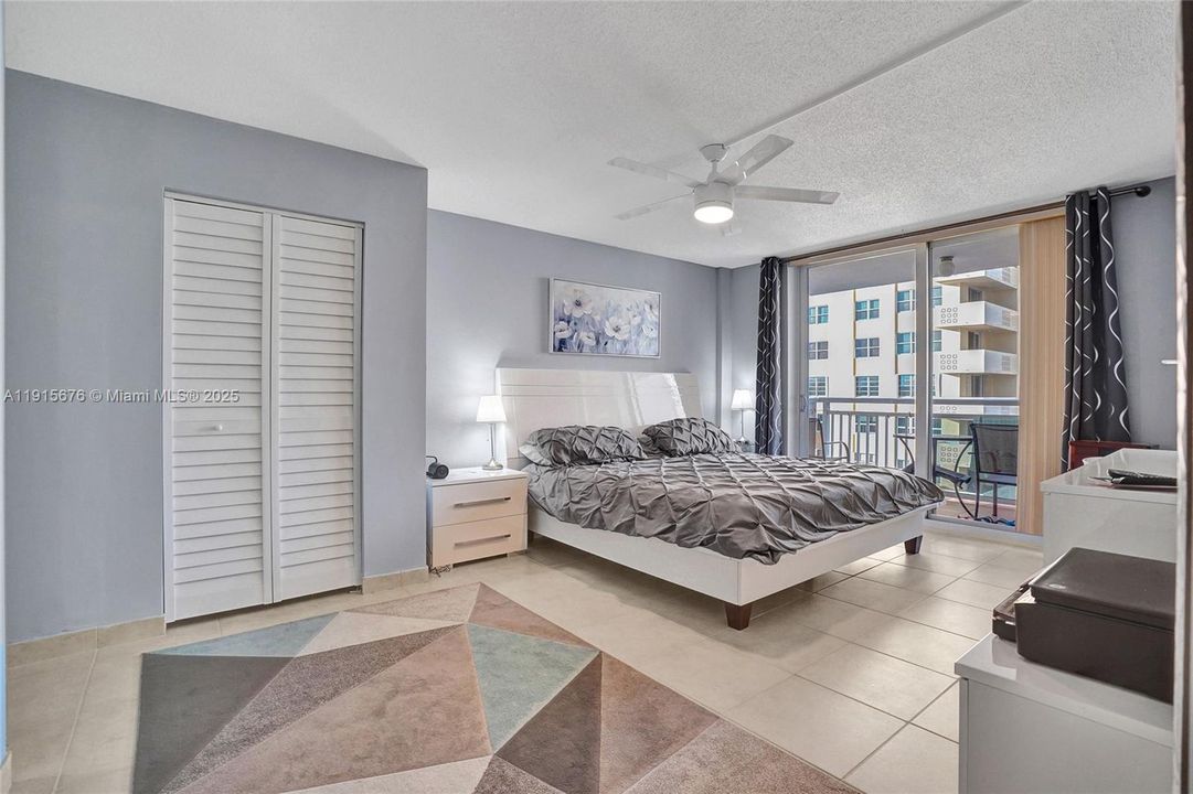 Active With Contract: $275,000 (1 beds, 1 baths, 870 Square Feet)