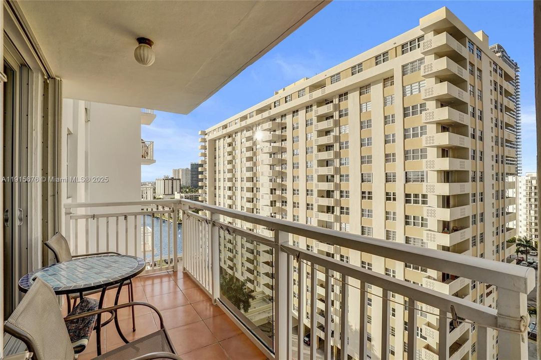 Active With Contract: $275,000 (1 beds, 1 baths, 870 Square Feet)