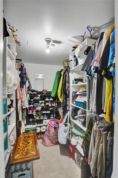 Active With Contract: $275,000 (1 beds, 1 baths, 870 Square Feet)