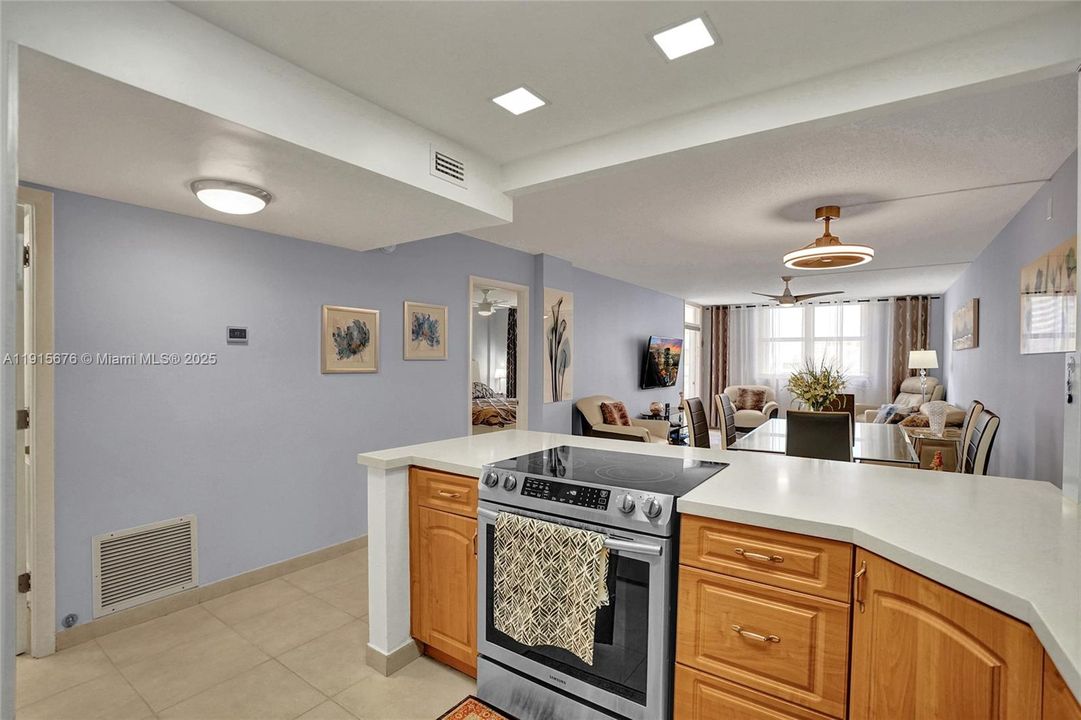 Active With Contract: $275,000 (1 beds, 1 baths, 870 Square Feet)