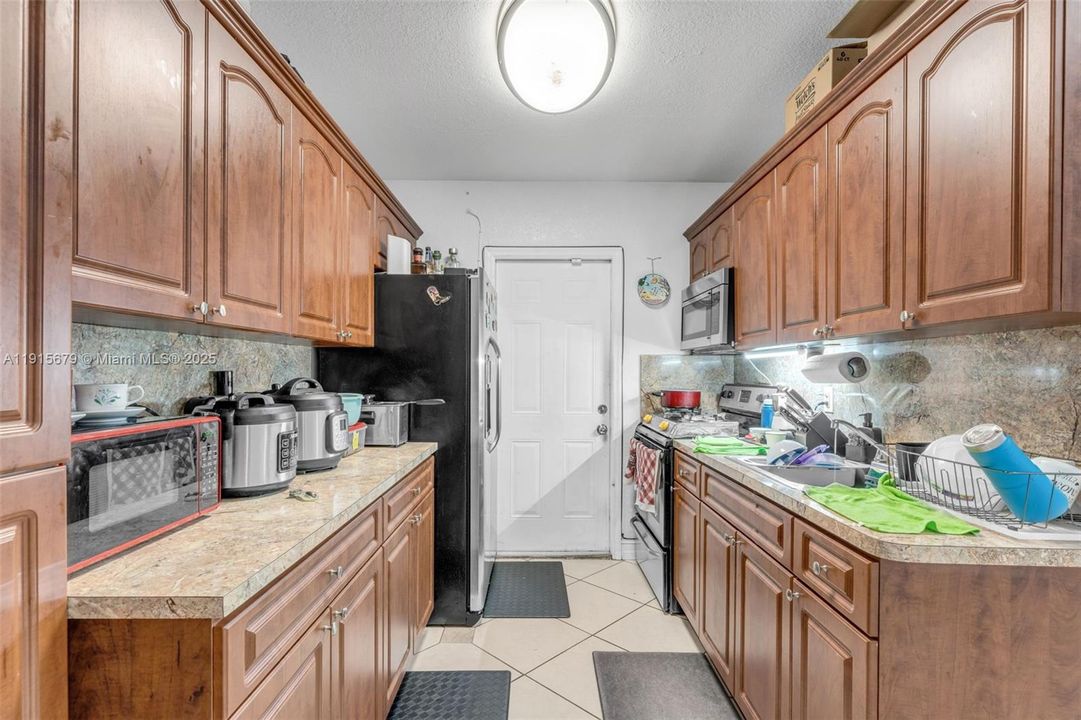 Active With Contract: $439,000 (3 beds, 2 baths, 1184 Square Feet)