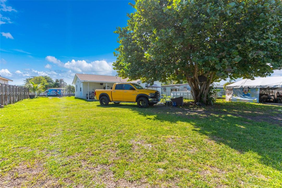 Active With Contract: $439,000 (3 beds, 2 baths, 1184 Square Feet)