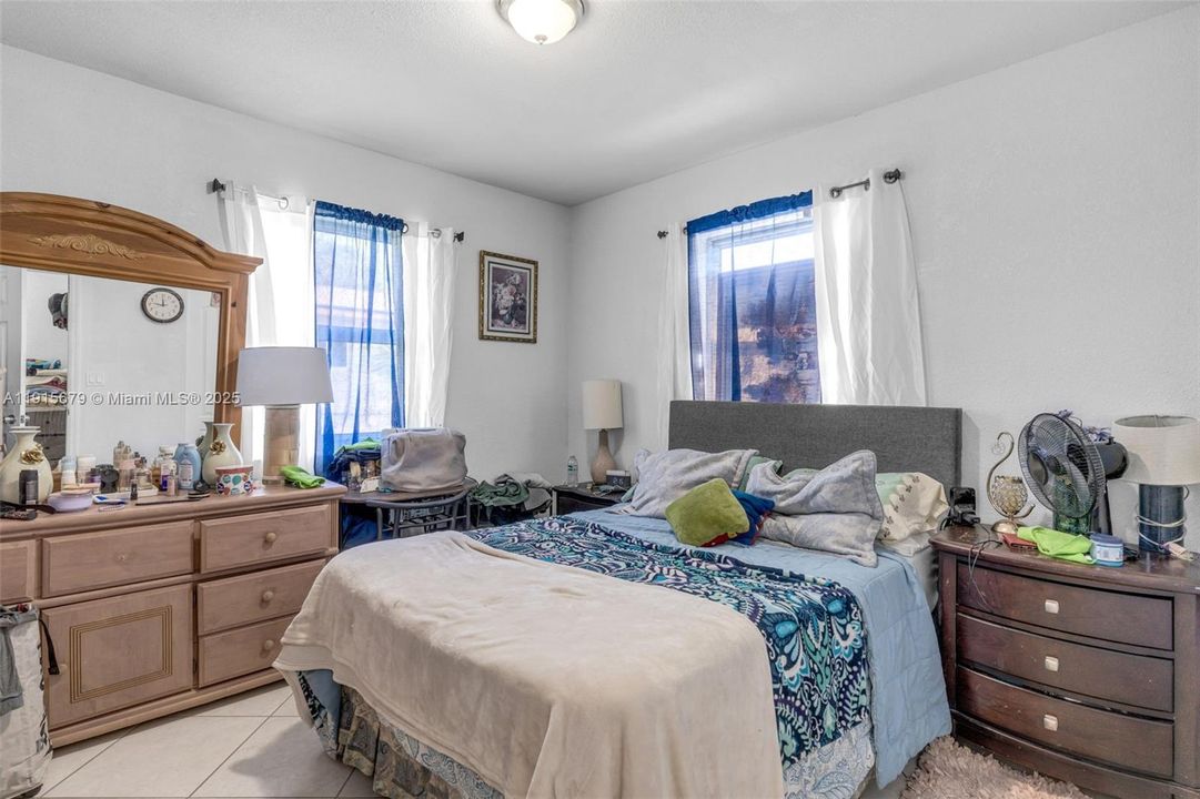 Active With Contract: $439,000 (3 beds, 2 baths, 1184 Square Feet)