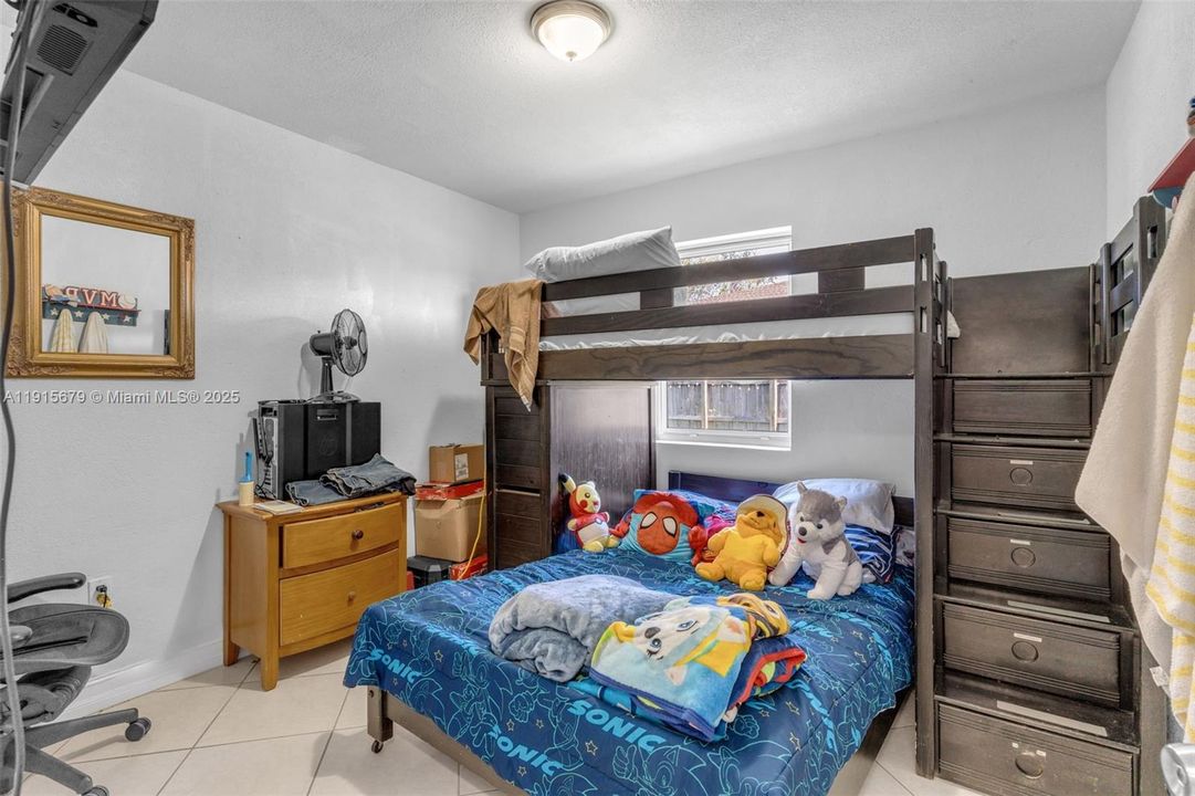 Active With Contract: $439,000 (3 beds, 2 baths, 1184 Square Feet)