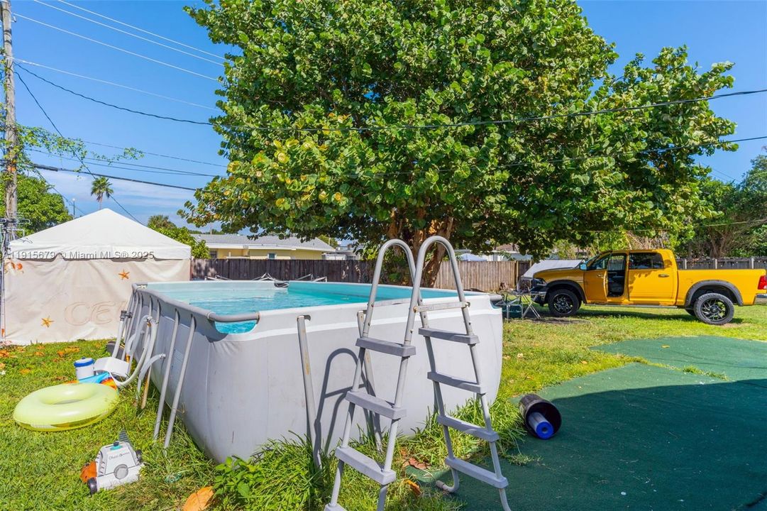 Active With Contract: $439,000 (3 beds, 2 baths, 1184 Square Feet)