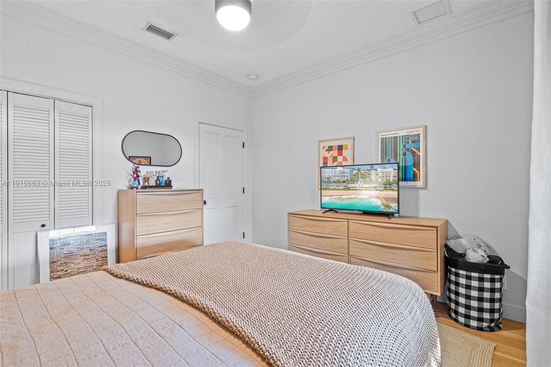 For Sale: $2,345,000 (3 beds, 2 baths, 1967 Square Feet)