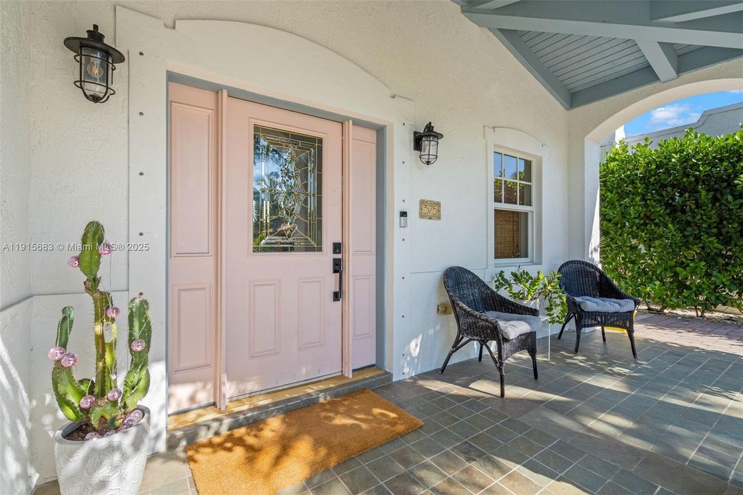 For Sale: $2,345,000 (3 beds, 2 baths, 1967 Square Feet)