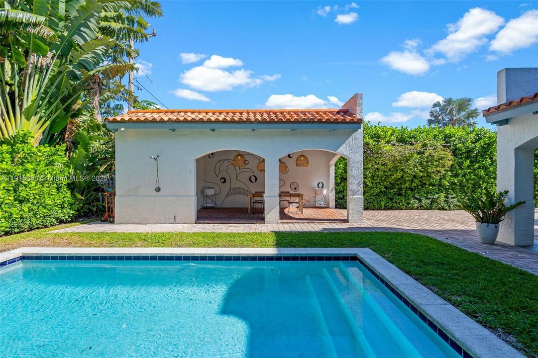 For Sale: $2,345,000 (3 beds, 2 baths, 1967 Square Feet)