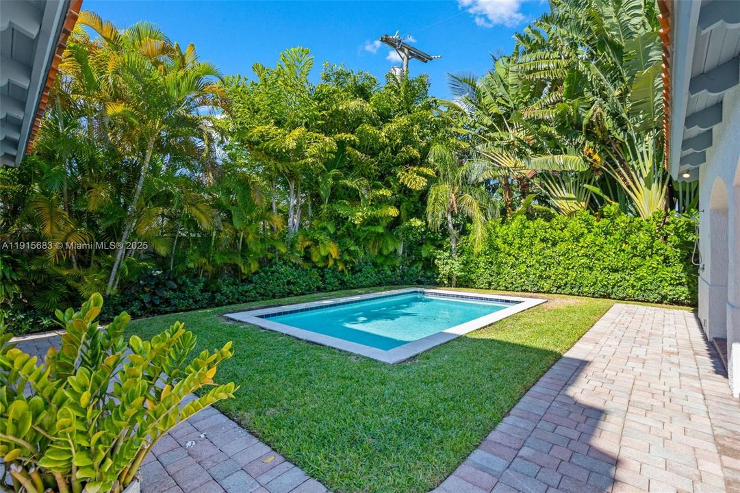 For Sale: $2,345,000 (3 beds, 2 baths, 1967 Square Feet)