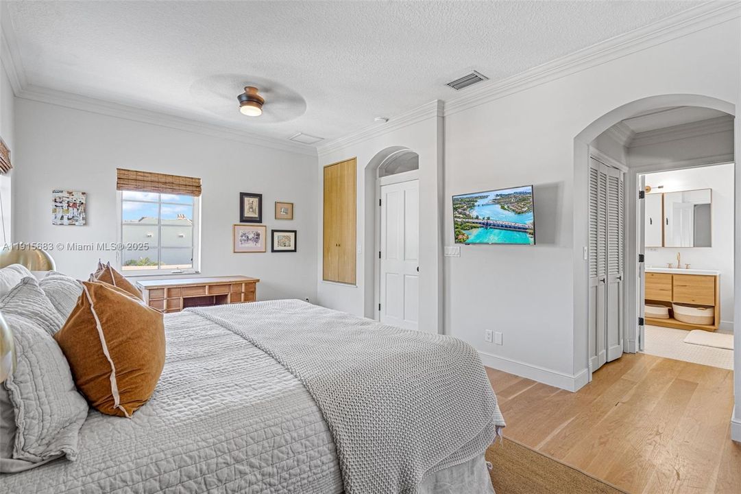 For Sale: $2,345,000 (3 beds, 2 baths, 1967 Square Feet)