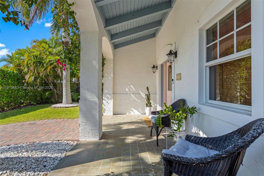 For Sale: $2,345,000 (3 beds, 2 baths, 1967 Square Feet)