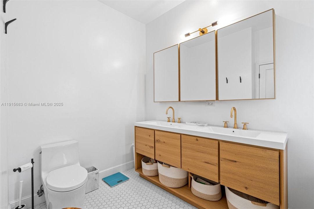 For Sale: $2,345,000 (3 beds, 2 baths, 1967 Square Feet)