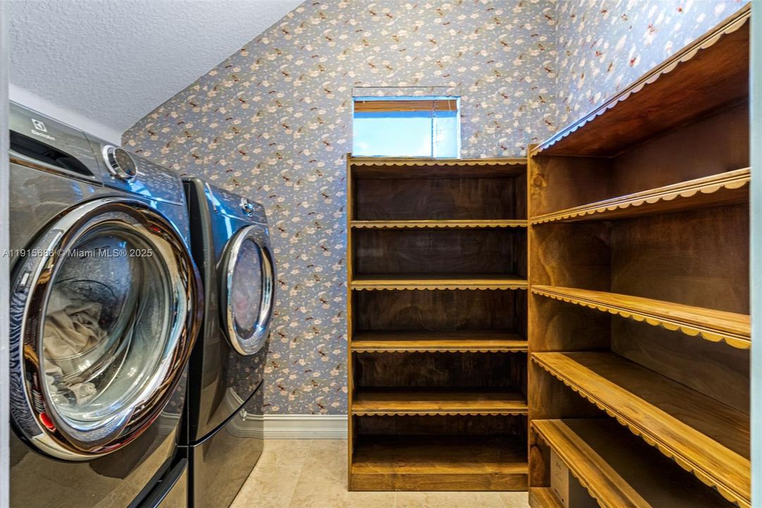 For Sale: $2,345,000 (3 beds, 2 baths, 1967 Square Feet)