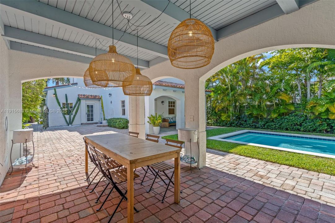 For Sale: $2,345,000 (3 beds, 2 baths, 1967 Square Feet)