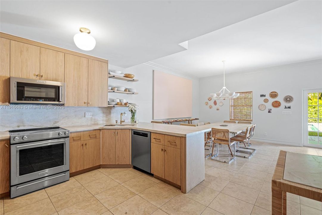 For Sale: $2,345,000 (3 beds, 2 baths, 1967 Square Feet)