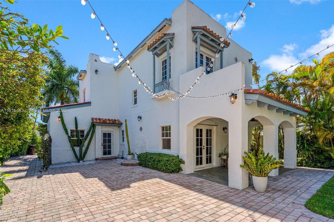 For Sale: $2,345,000 (3 beds, 2 baths, 1967 Square Feet)