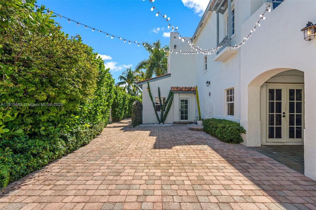 For Sale: $2,345,000 (3 beds, 2 baths, 1967 Square Feet)