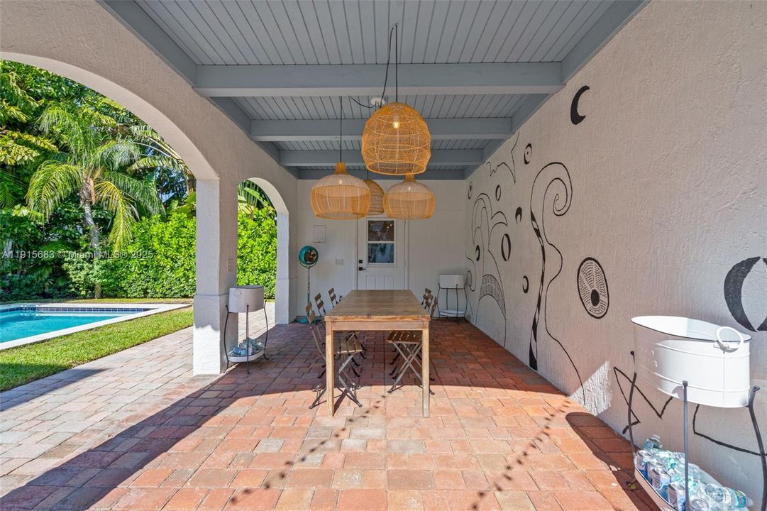 For Sale: $2,345,000 (3 beds, 2 baths, 1967 Square Feet)